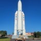 Der Land Cruiser vor dem Prototyp der Ariane Rakete